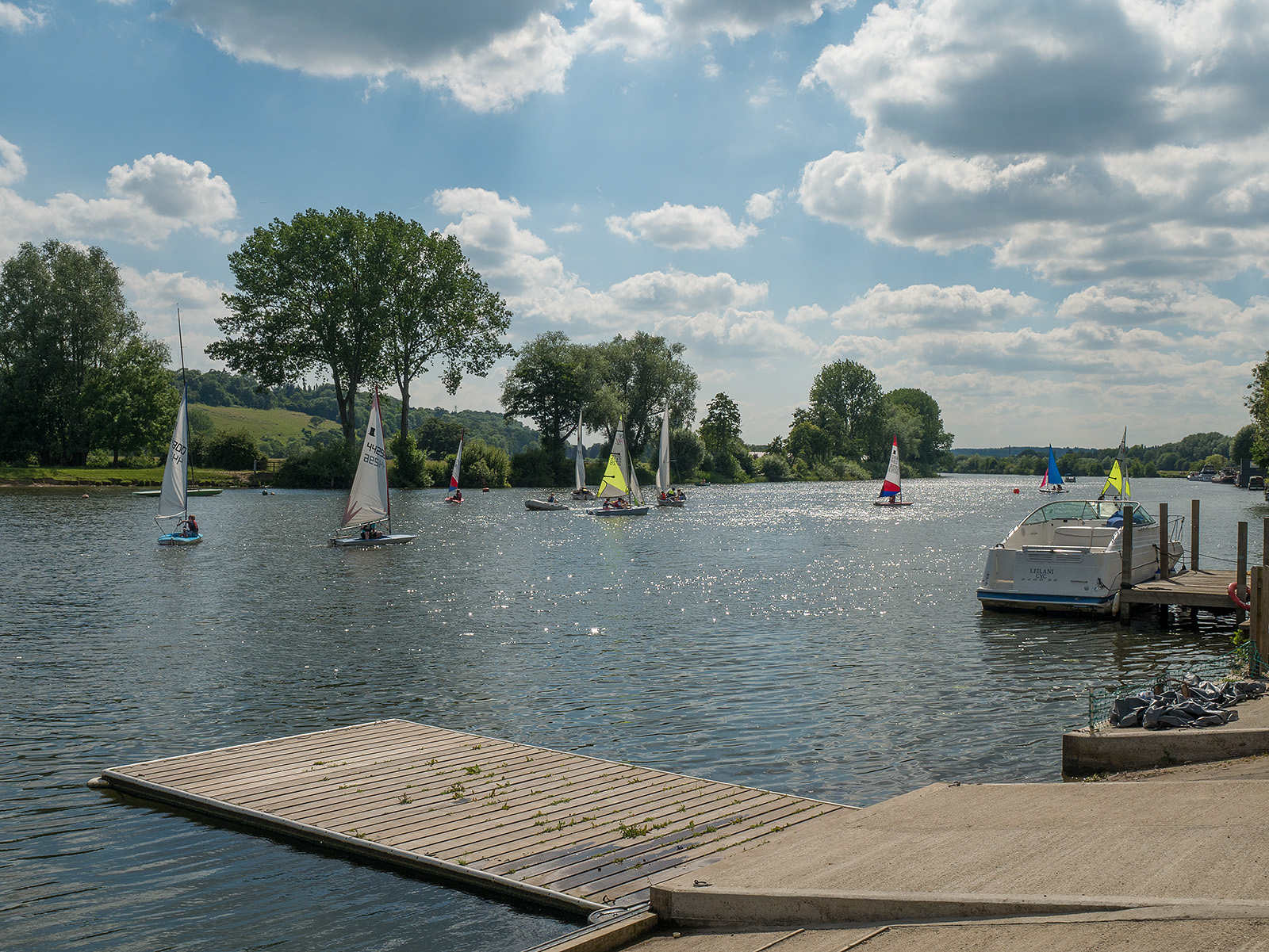 Boats from Upper Thames Sailing Club on the river