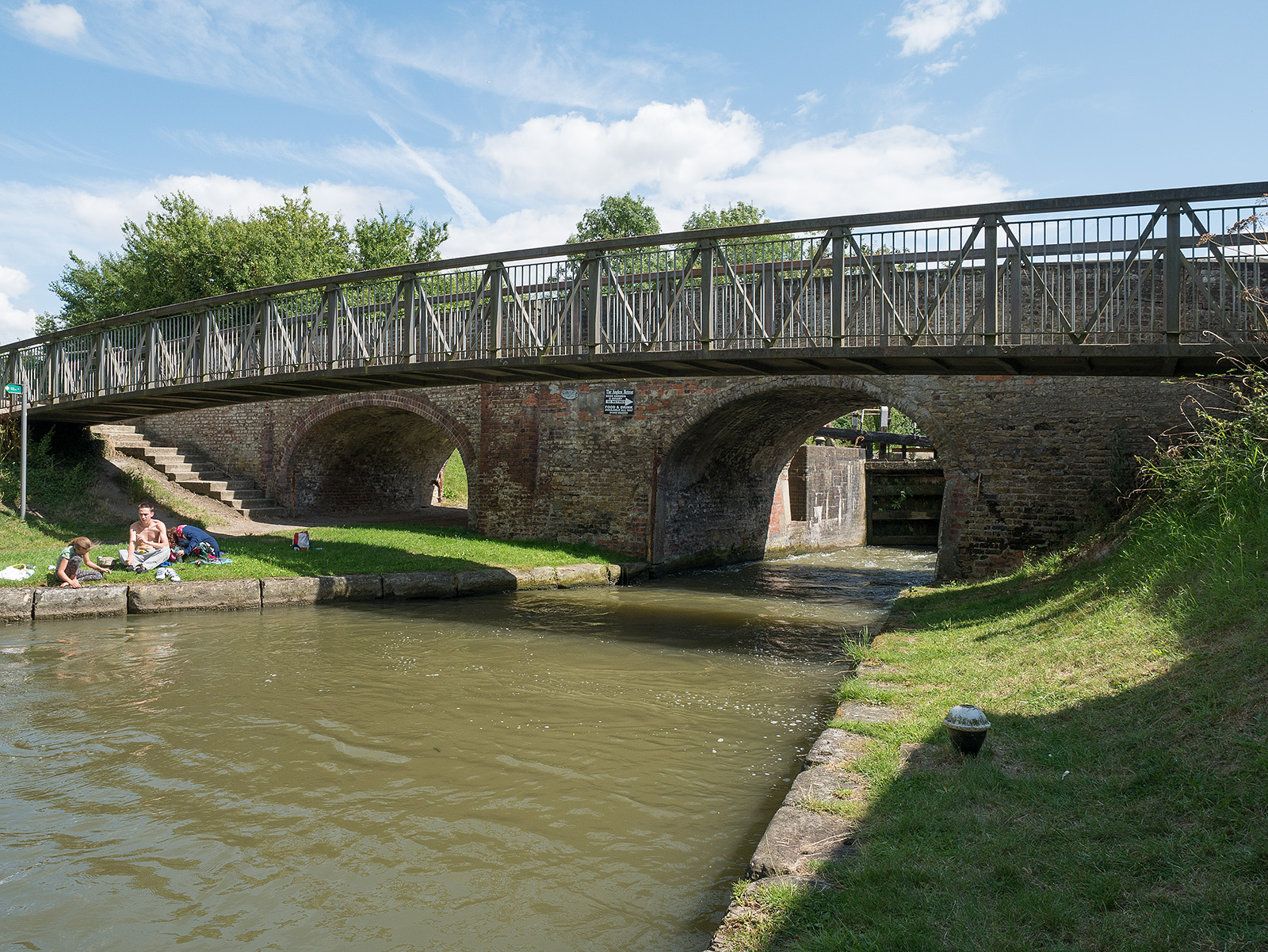 Looking back at bridge 132 (Lower Icknield bridge), clearly showing the unused archway.