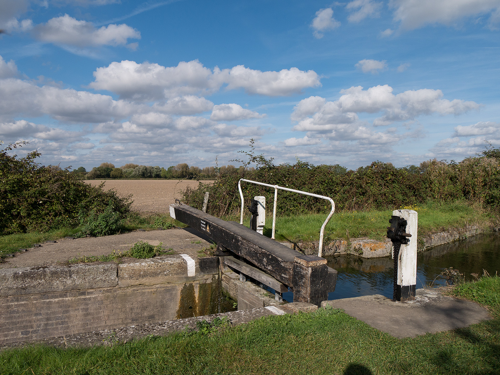 Another single lock gate with narrow lock channel.