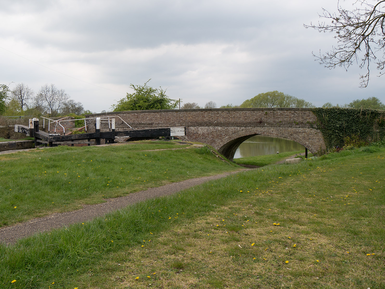 Bridge 104 and Stoke Hammond lock