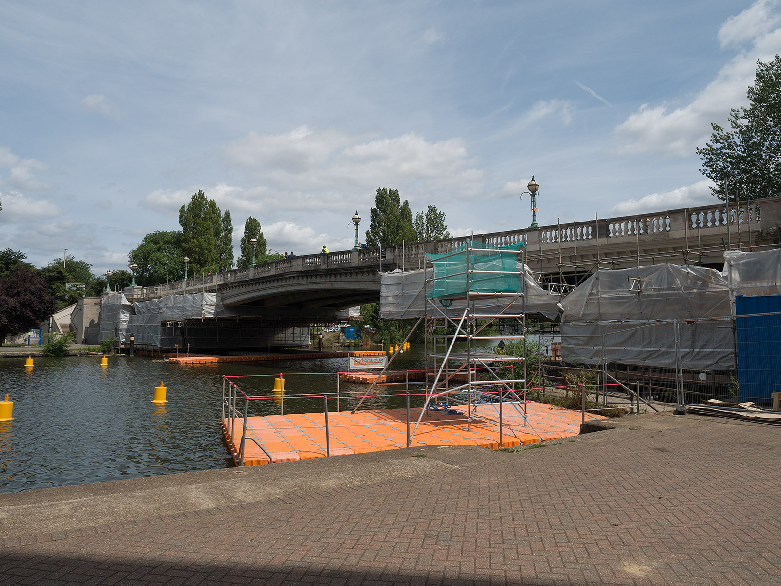 The start - the Bridge at Reading, still out of bounds during works