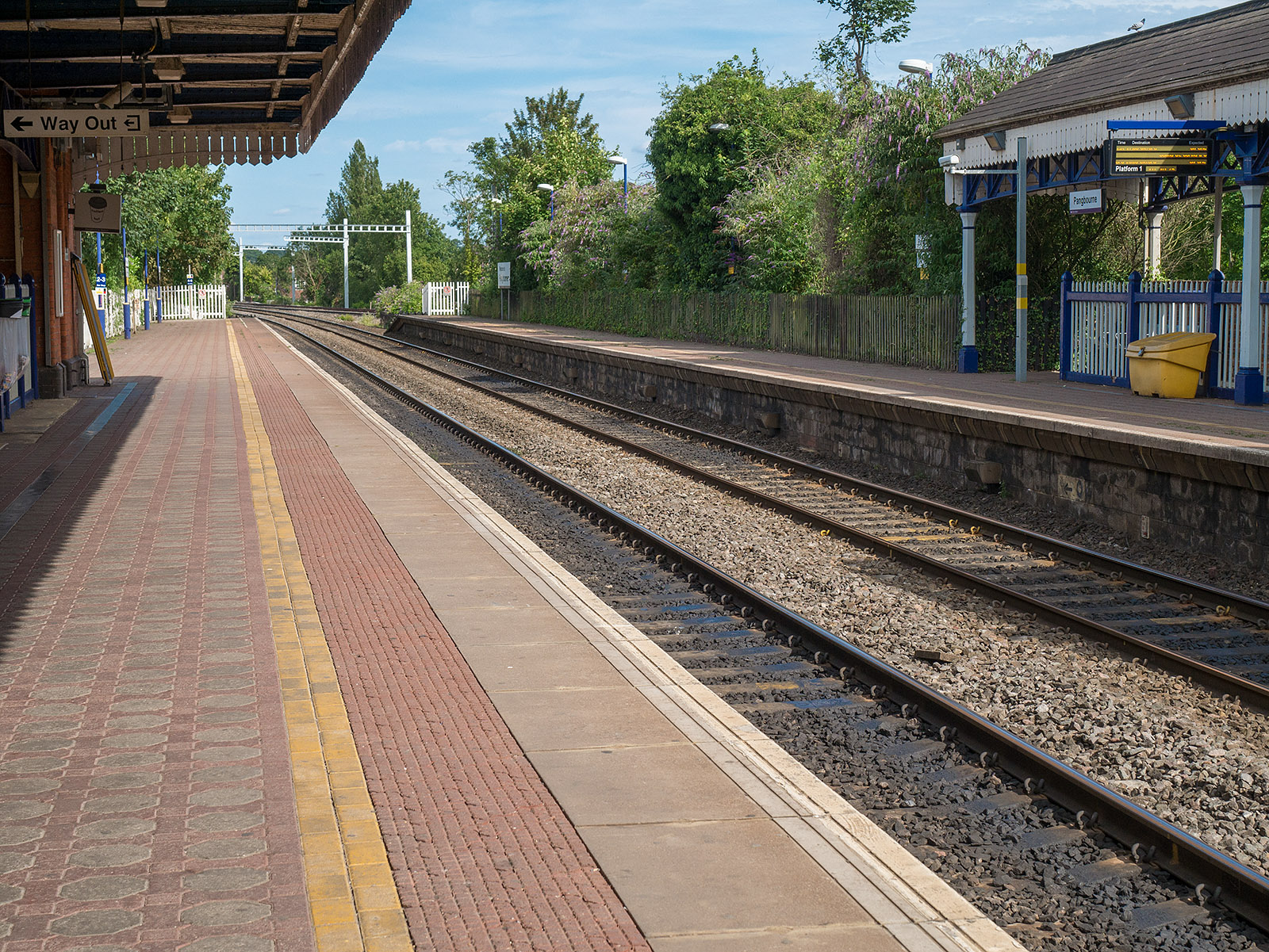 Pangbourne station looking back towards Reading