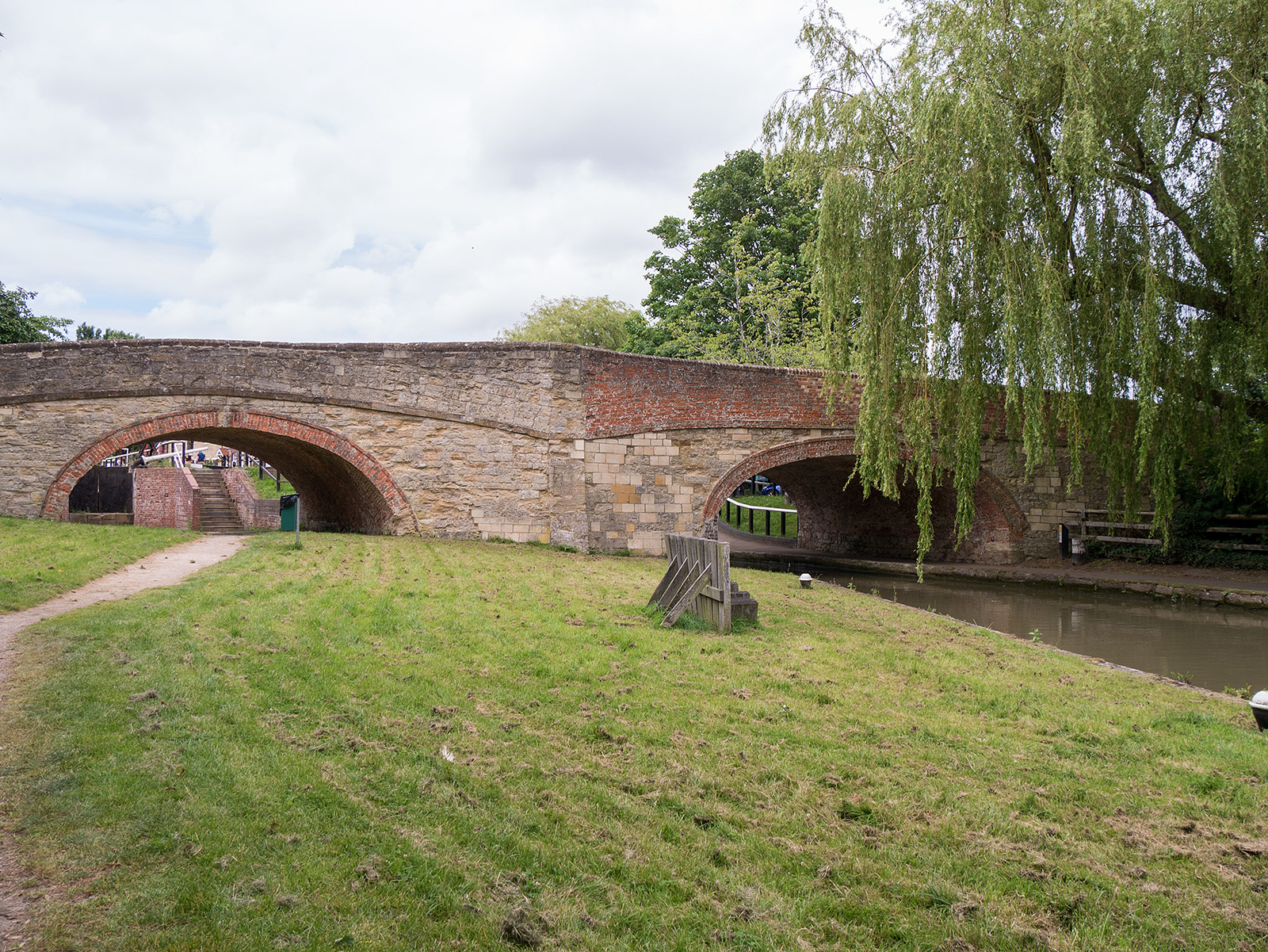 Double bridge at Stoke Bruerne - note the different constructions