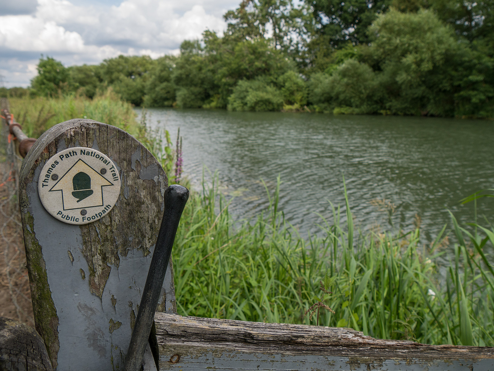 Looking back for a while - classic Thames Path marker