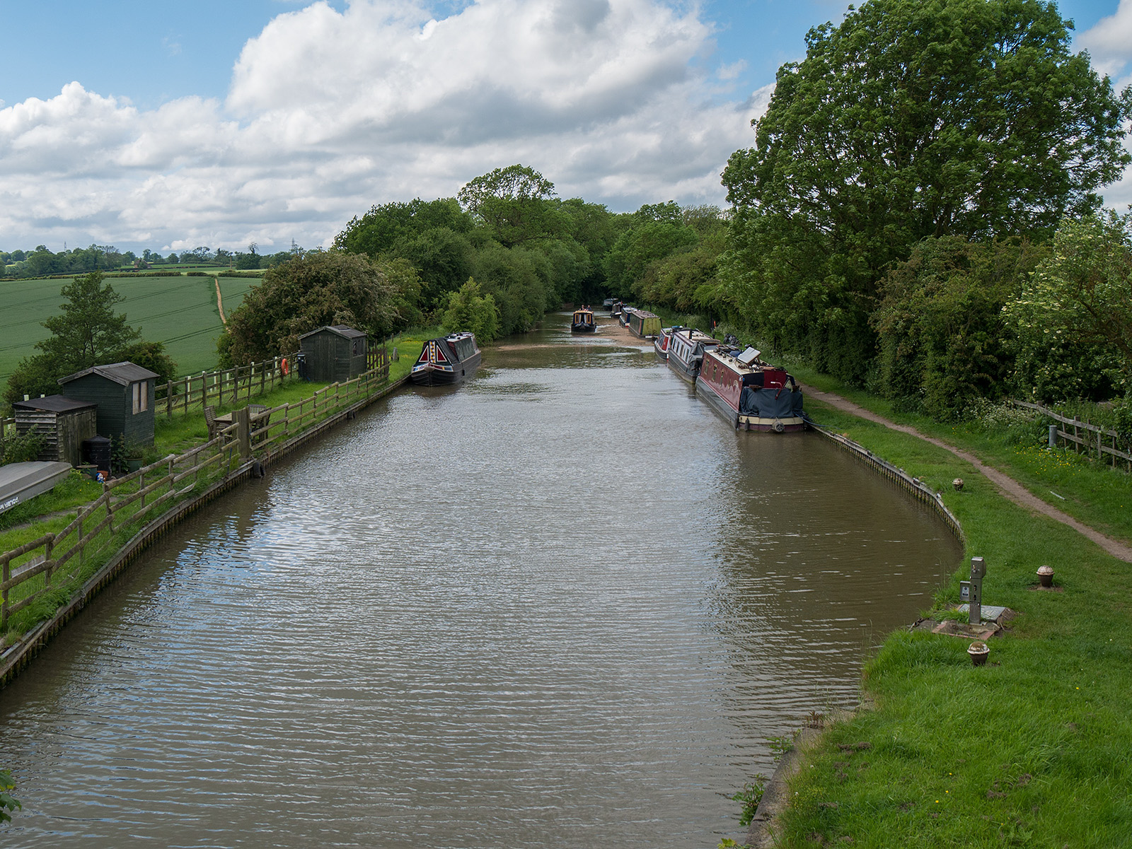 Looking along the start of the Leicester Canal
