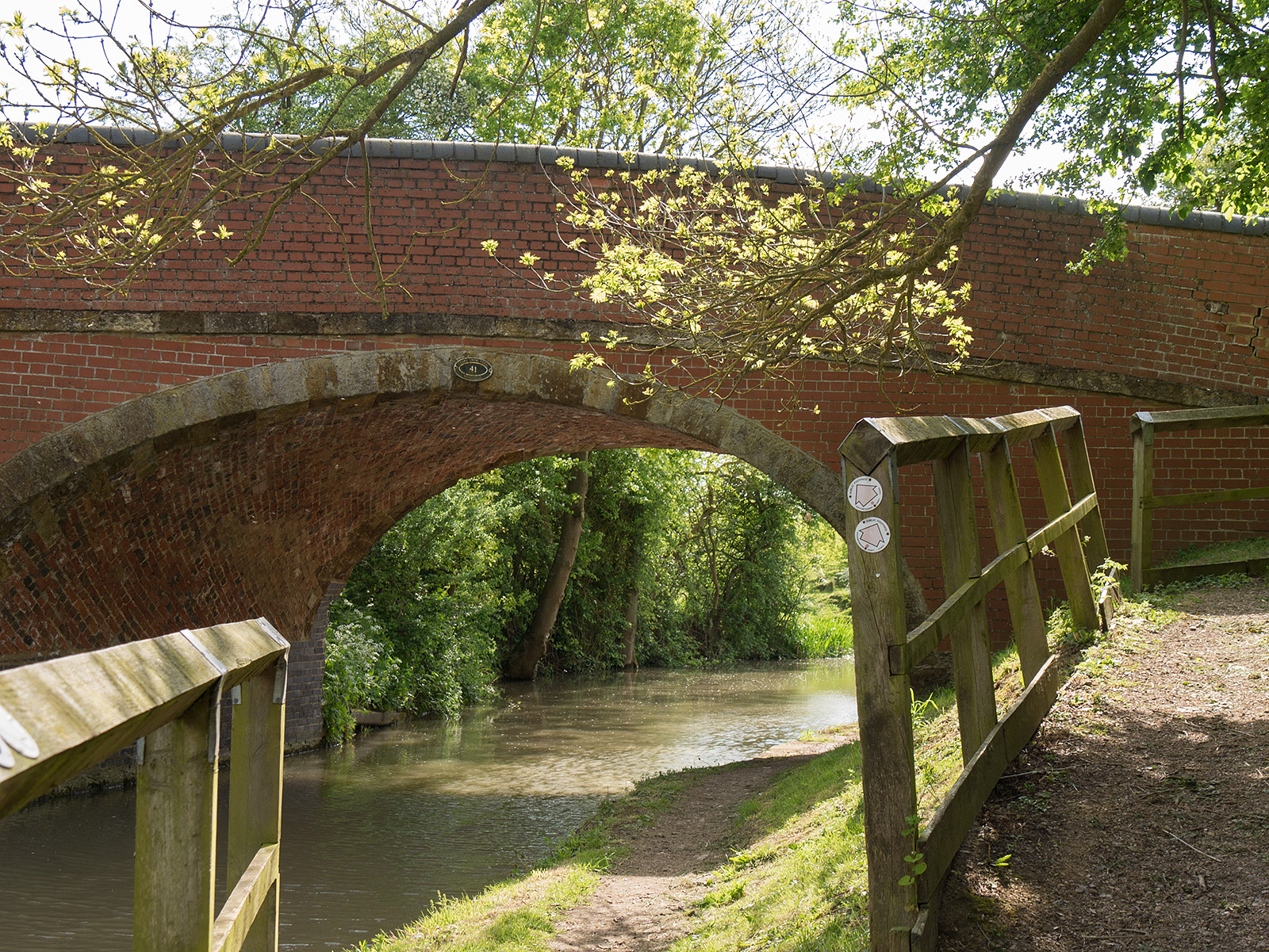 Bridge 41 carries the walking route known as Midshires way