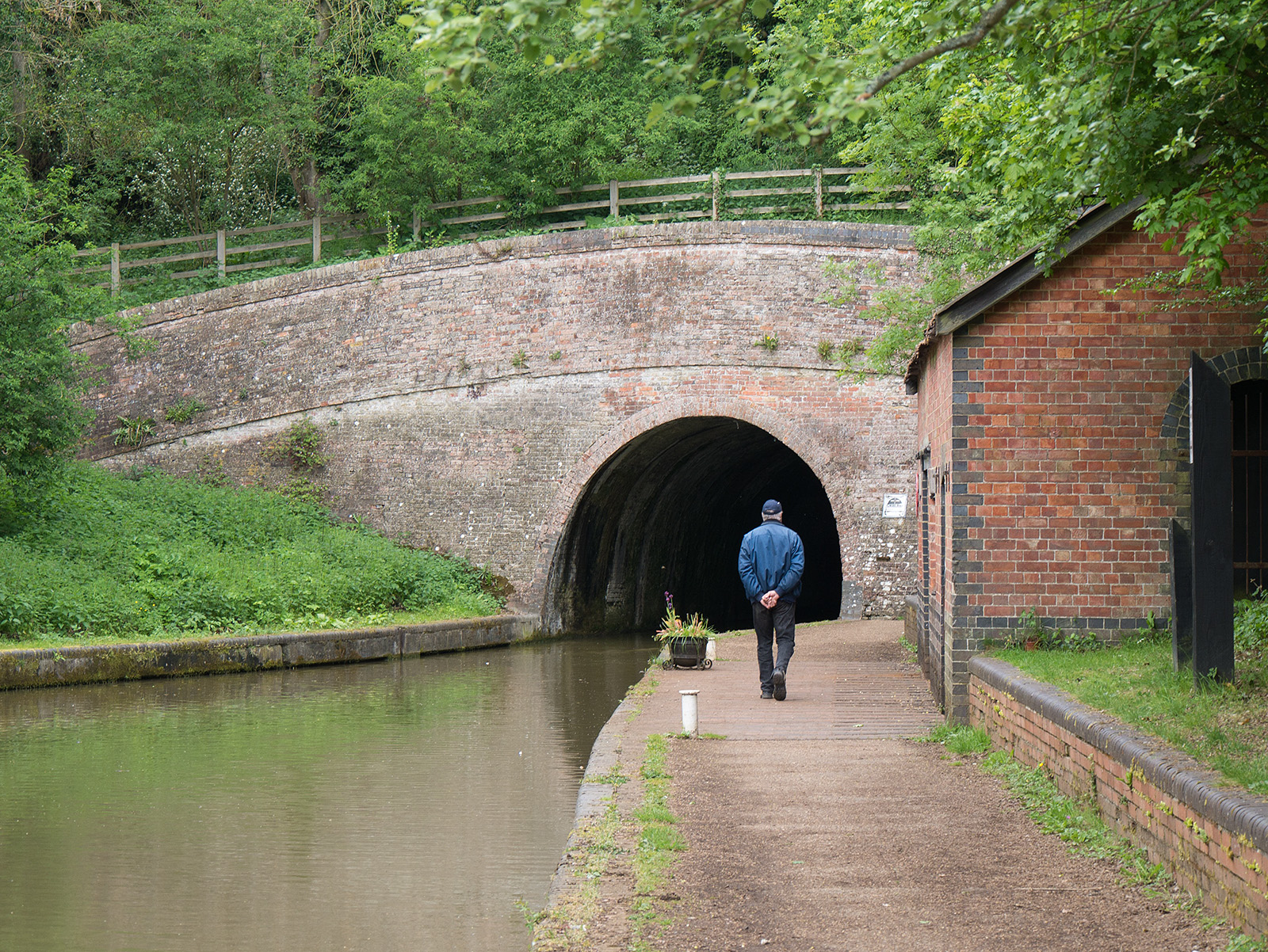 Approaching the southern entrance to Blisworth tunnel, the canal path rises up to the right